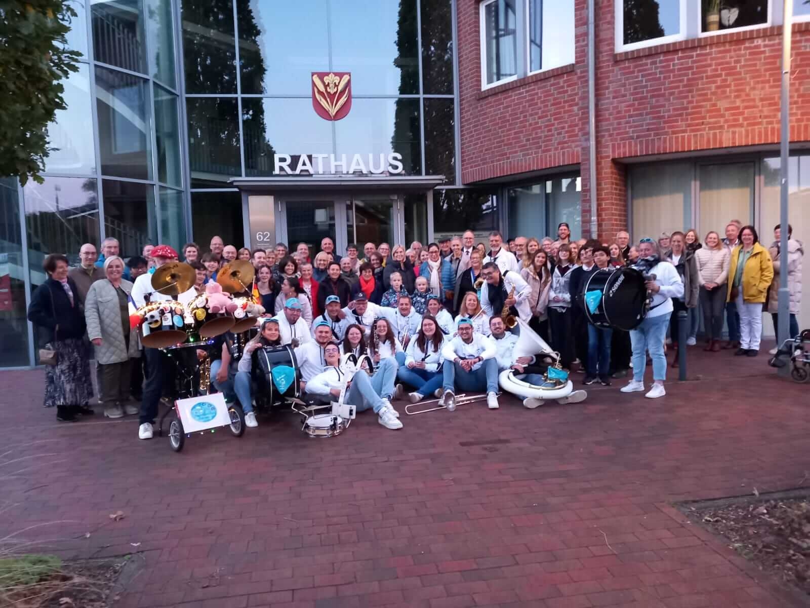 Gruppenfoto Partnergemeinde Mortagne au Perche  vor dem Rathaus der Gemeinde Wietmarschen.