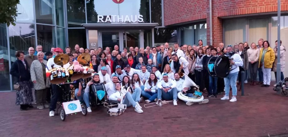 Gruppenfoto Partnergemeinde Mortagne au Perche  vor dem Rathaus der Gemeinde Wietmarschen.