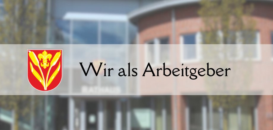 Rathaus der Gemeinde Wietmarschen verschwommen im Hintergrund. Im Vordergrund ist die Aufschrift "Wir als Arbeitgeber"