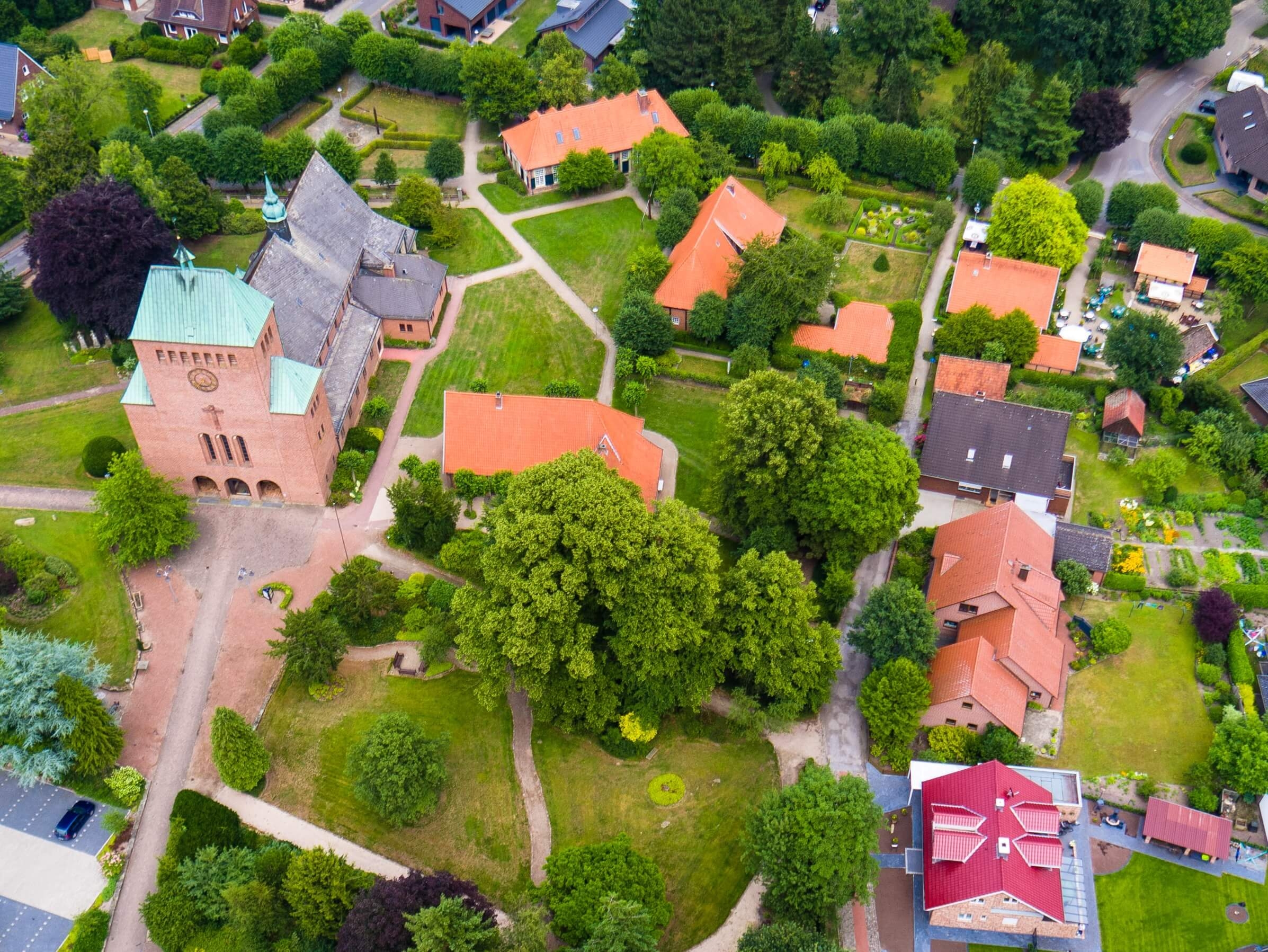 Luftbild der Wallfahrtskirche Wietmarschen sowie von den umliegenden Gebäuden.