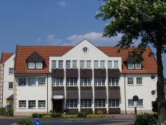 Hotel Lüken Ein weißes Hotel.