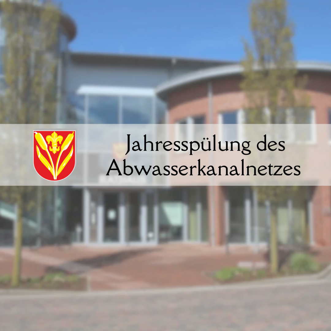 Im Hintergrund leicht verschwommen ist das Rathaus der Gemeinde Wietmarschen zu sehen. Im Vordergrund ist geschrieben "Jahresspülung des Abwasserkanalnetzes ".