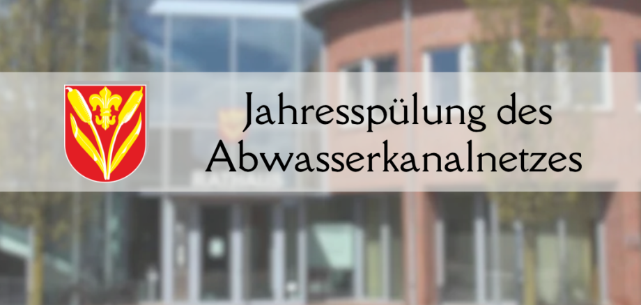 Im Hintergrund leicht verschwommen ist das Rathaus der Gemeinde Wietmarschen zu sehen. Im Vordergrund ist geschrieben "Jahresspülung des Abwasserkanalnetzes ".